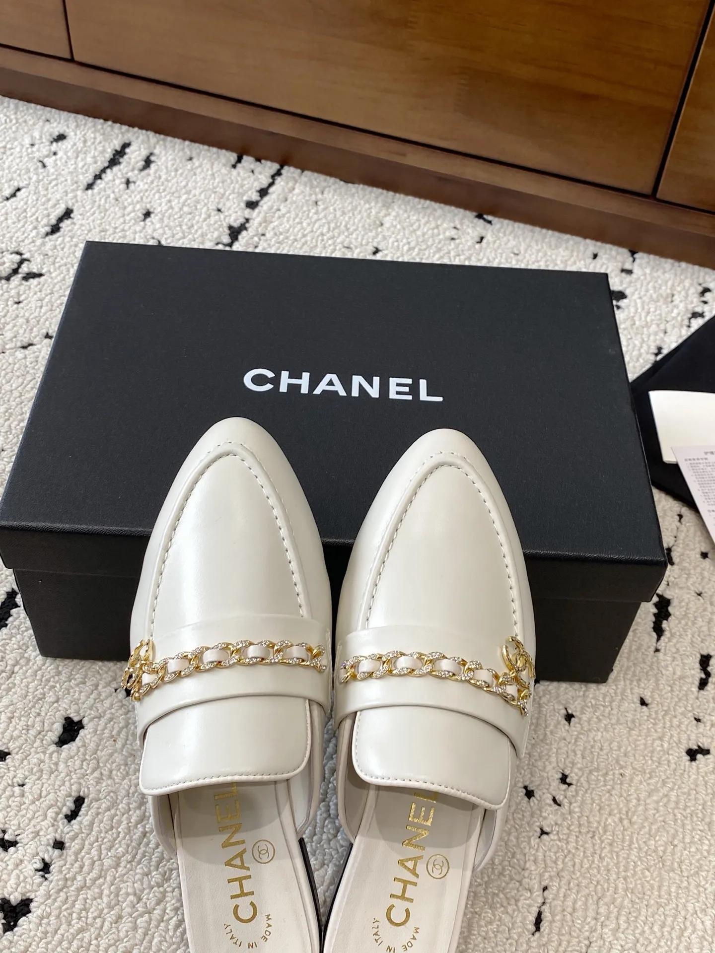 👟👟Ex-factory price 560👟👟 🍀CHANEL｜Chanel Chanel 25C early spring new product, chain buckle low-heeled pointed toe flat slippers, full of retro style, elegant shoe shape, very pleasing to look at. The pointed toe makes the feet become thinner and looks slender. The classic chain double C buckle is paired with a thick heel design. The shoe shape is particularly stylish and stylish. The upper is very elegant. The upper is made of top-grade lambskin and the lining is silk sheepskin. It is super comfortable. Italian imported cowhide outsole. Size: 35-39 (40/41 customized) 👉 👉 👉